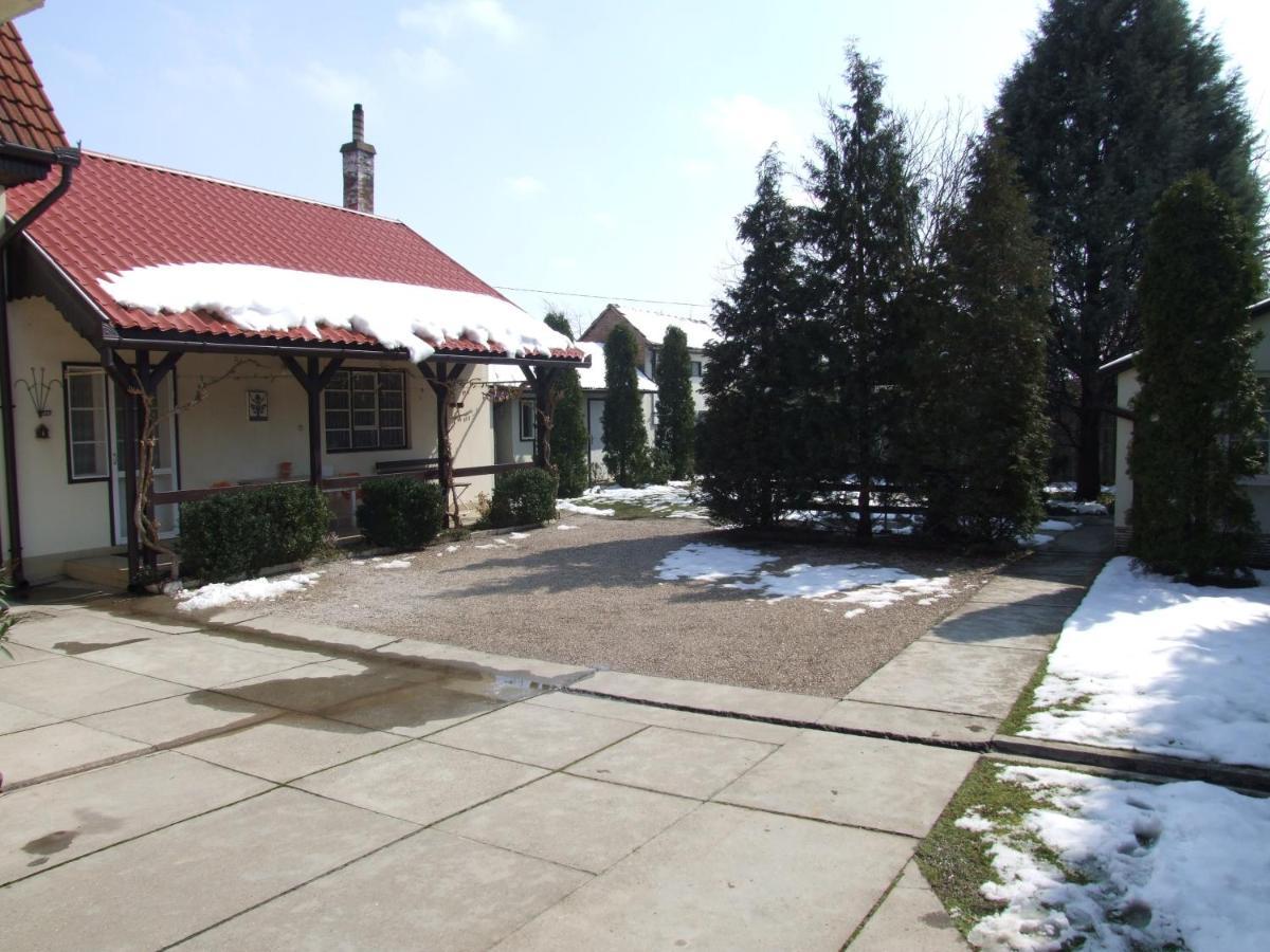 Revesz Vendeghaz Hotel Harkány Exterior photo